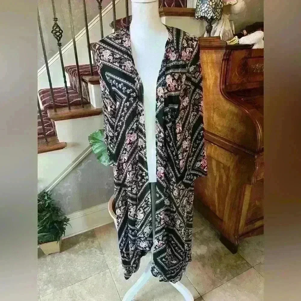 Torrid ladies maxi wrap size 1/2. Excellent condition. Floral black pattern maxi
